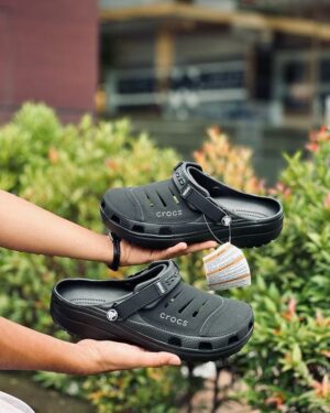 Yukon Vista Black Clogs