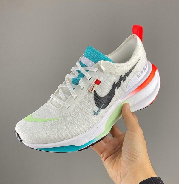 ZoomX Invincible Run 3 White Black