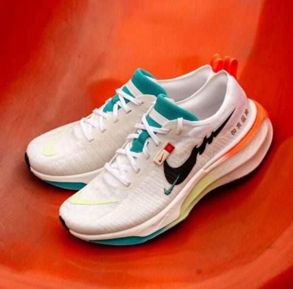 ZoomX Invincible Run 3 White Black