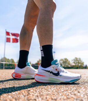 ZoomX Invincible Run 3 White Black